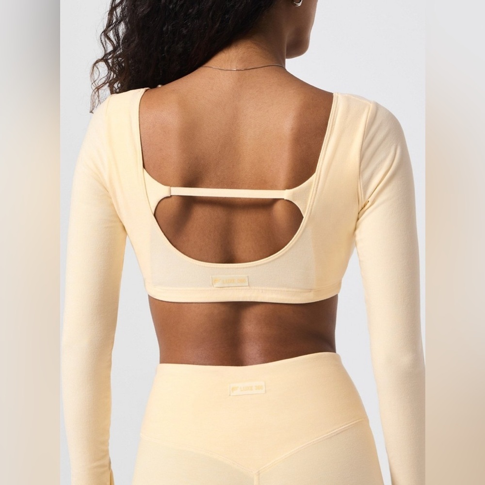 Fabletics Luxe360 HeatherFlex Long-Sleeve Crop Top Buttercream Heather L - Picture 2 of 5